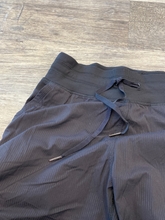 Load image into Gallery viewer, Lulu Lemon Athletic Pants Size 5/6 (28)
